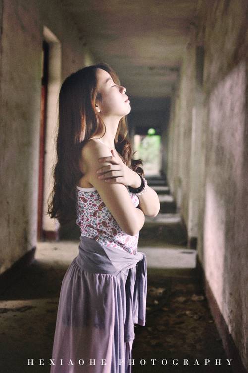 在彷徨中挣扎的孤独少女