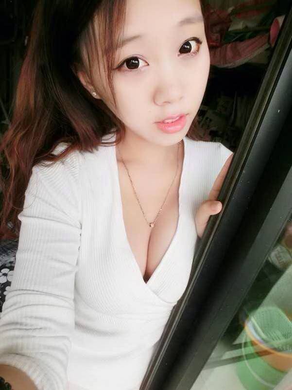 童颜巨乳张厶爻性感写真