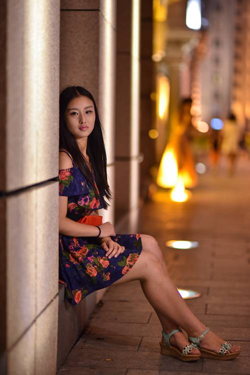 性感少女漫步在不夜城中