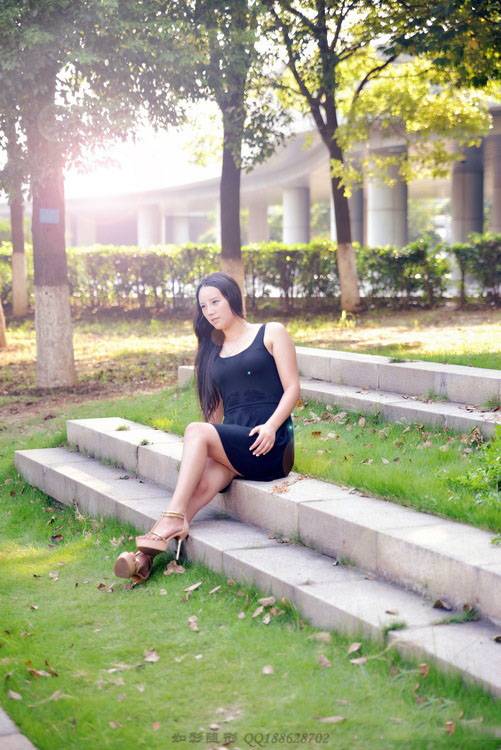 日暮下荷塘边的明艳女子-2