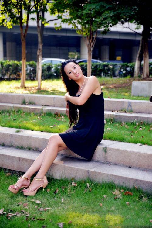 日暮下荷塘边的明艳女子-3