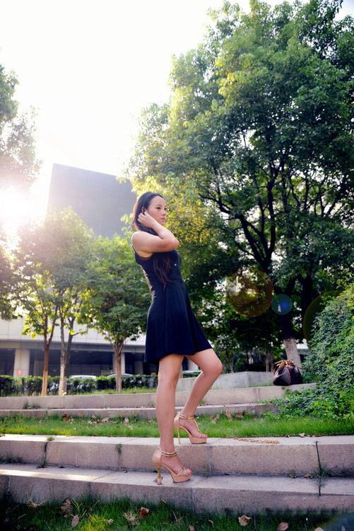 日暮下荷塘边的明艳女子-4