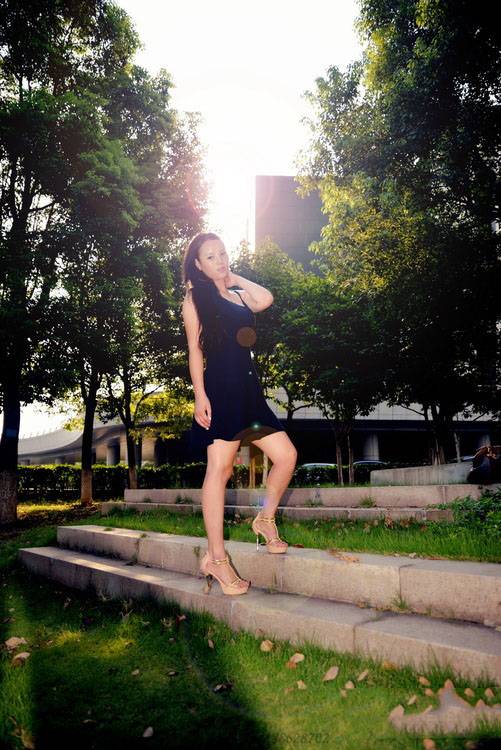 日暮下荷塘边的明艳女子-5