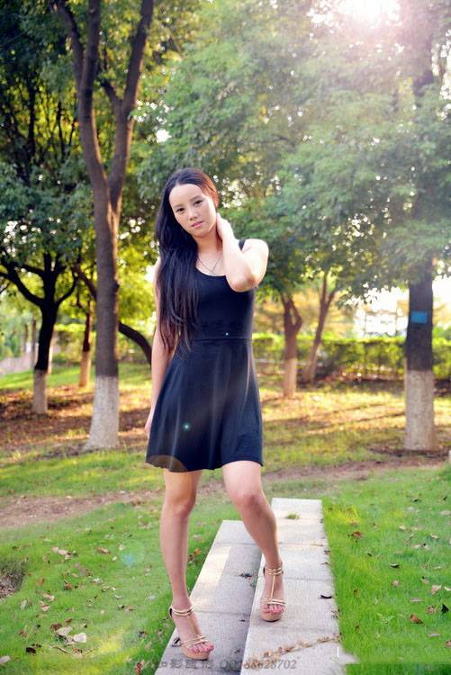 日暮下荷塘边的明艳女子-6