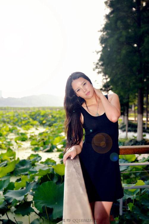 日暮下荷塘边的明艳女子-7