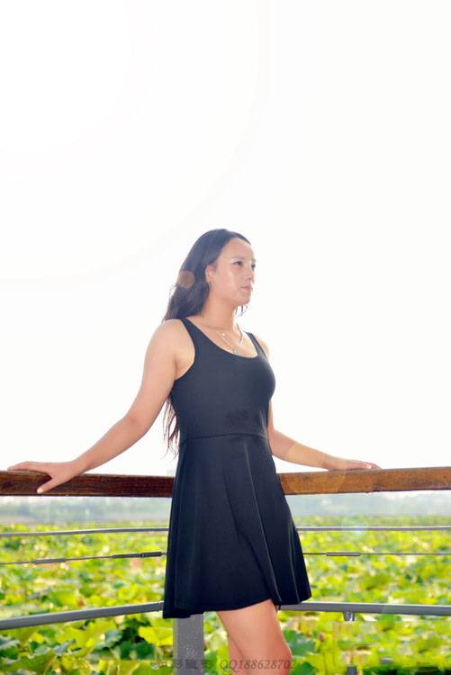 日暮下荷塘边的明艳女子-8