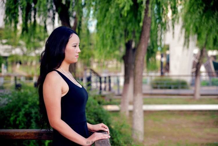 日暮下荷塘边的明艳女子-9