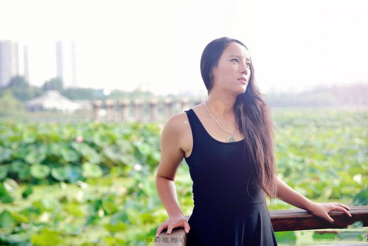 日暮下荷塘边的明艳女子-10