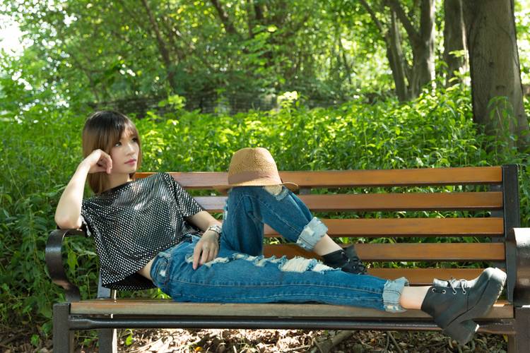 公园中的少女清纯靓丽的风景线-2