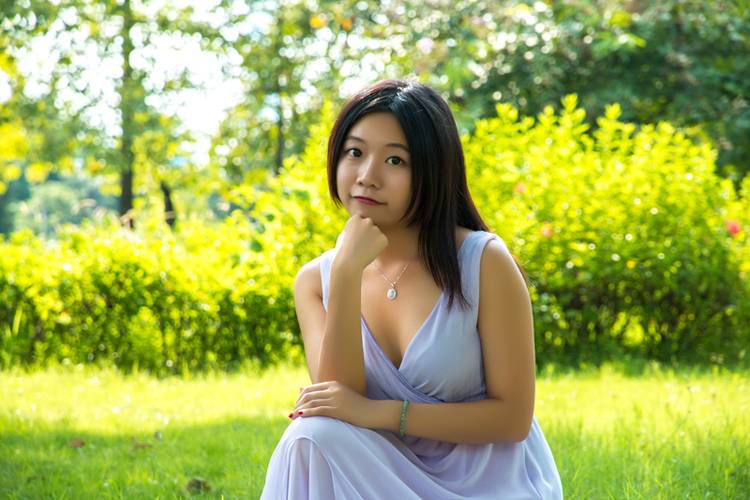 公园中的少女清纯靓丽的风景线-5