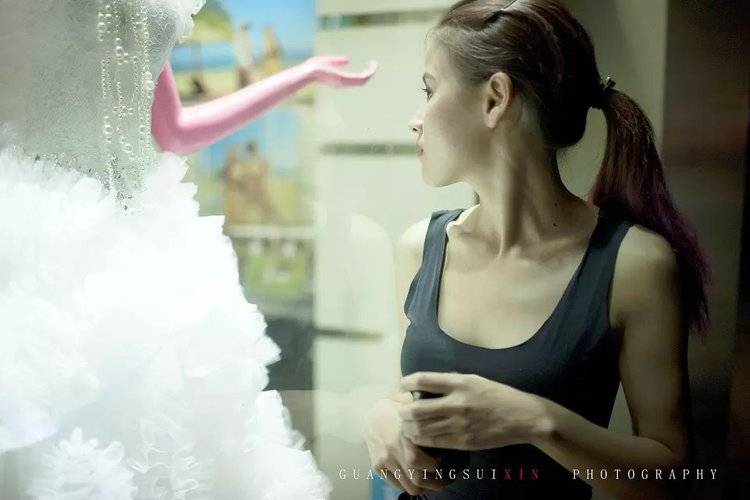 红唇性感美女离别的伤感