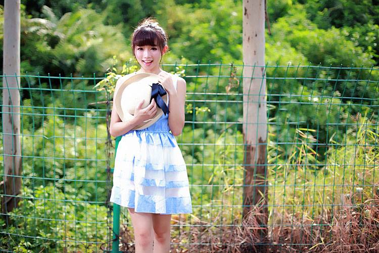 漫步在盛夏田野的可爱姑娘-4