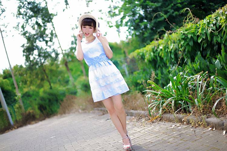 漫步在盛夏田野的可爱姑娘-5