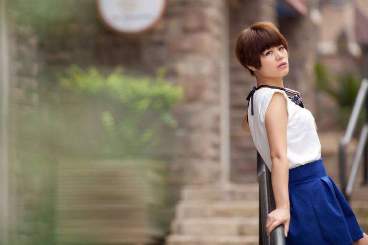 蓝裙少女肚子徘徊在这金城中