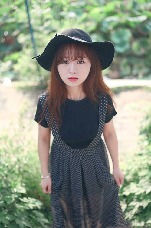 邻家姑娘户外的欢愉清纯可爱-8