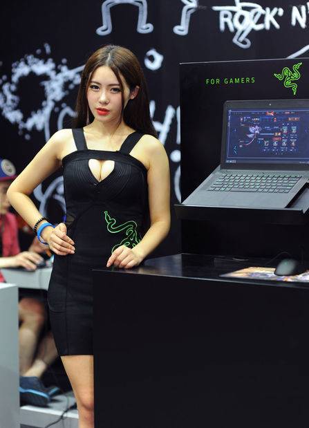 爆乳大胸雷蛇Razer showgirl性感亮相