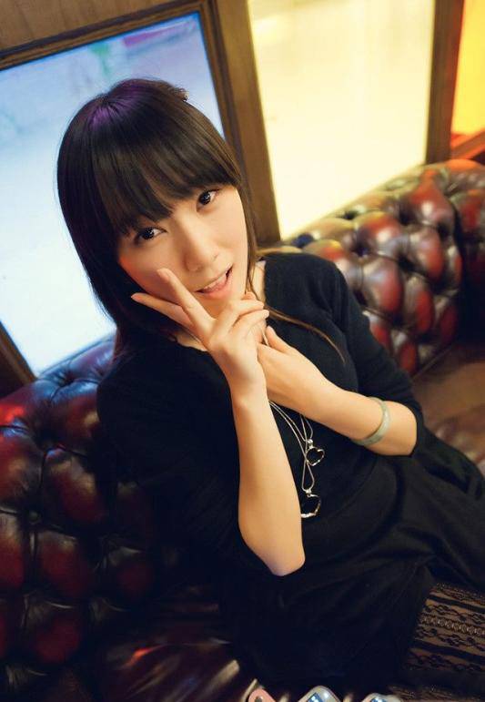 咖啡馆里拍的黑衣妹子-2