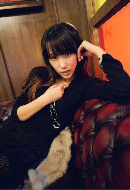 咖啡馆里拍的黑衣妹子-3