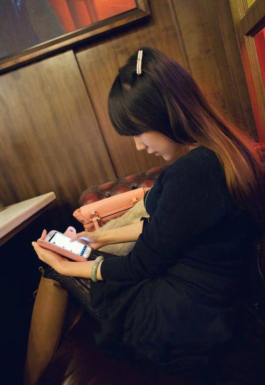 咖啡馆里拍的黑衣妹子-4