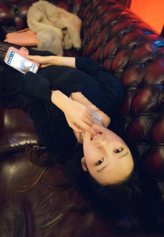 咖啡馆里拍的黑衣妹子-8