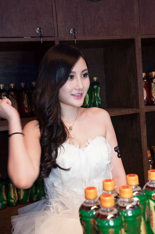 长发知性美女甜美舞台照-2