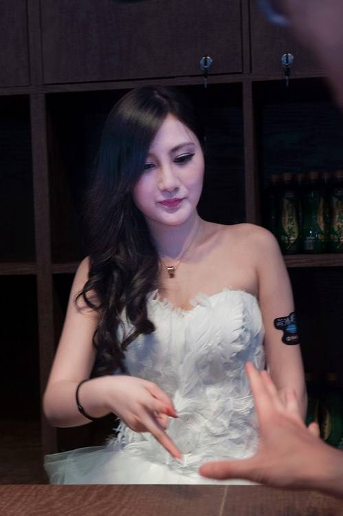 长发知性美女甜美舞台照-3