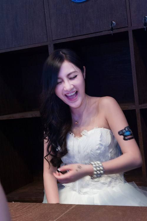 长发知性美女甜美舞台照-4