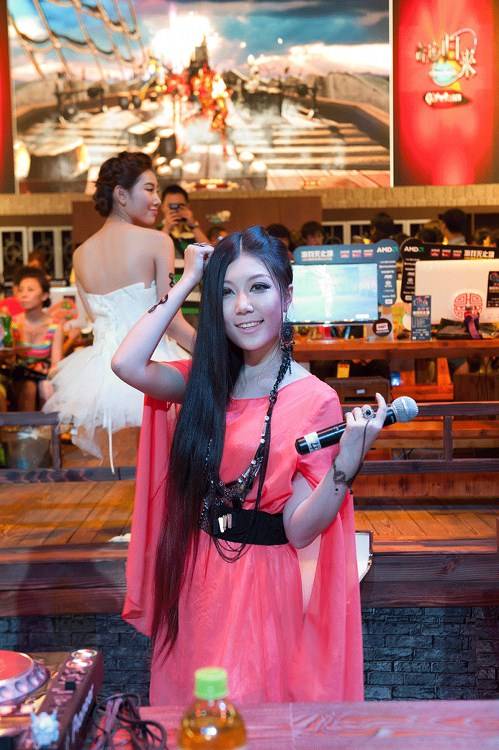 长发知性美女甜美舞台照-5