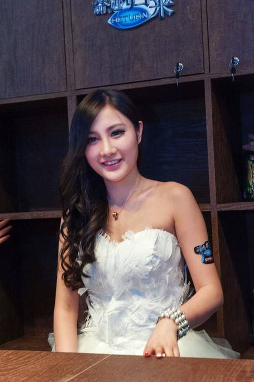 长发知性美女甜美舞台照-7