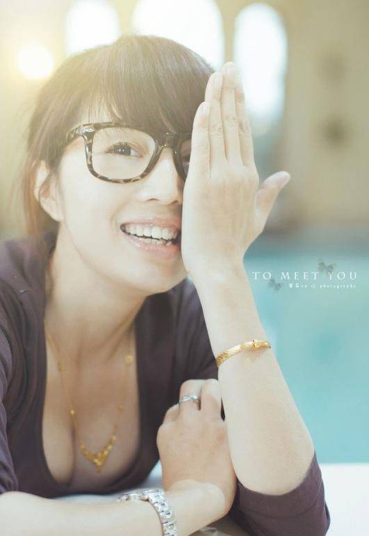 极品眼镜美女低胸迷人写真-2