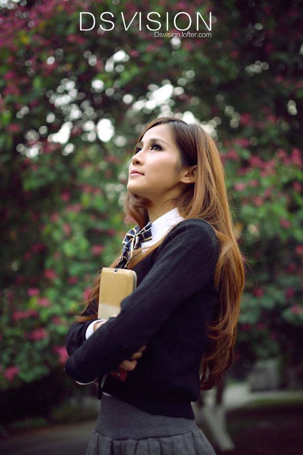 清纯美女迷人户外街拍写真-2