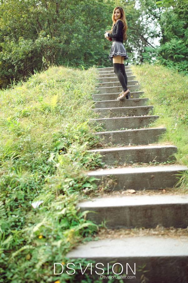 清纯美女迷人户外街拍写真-5