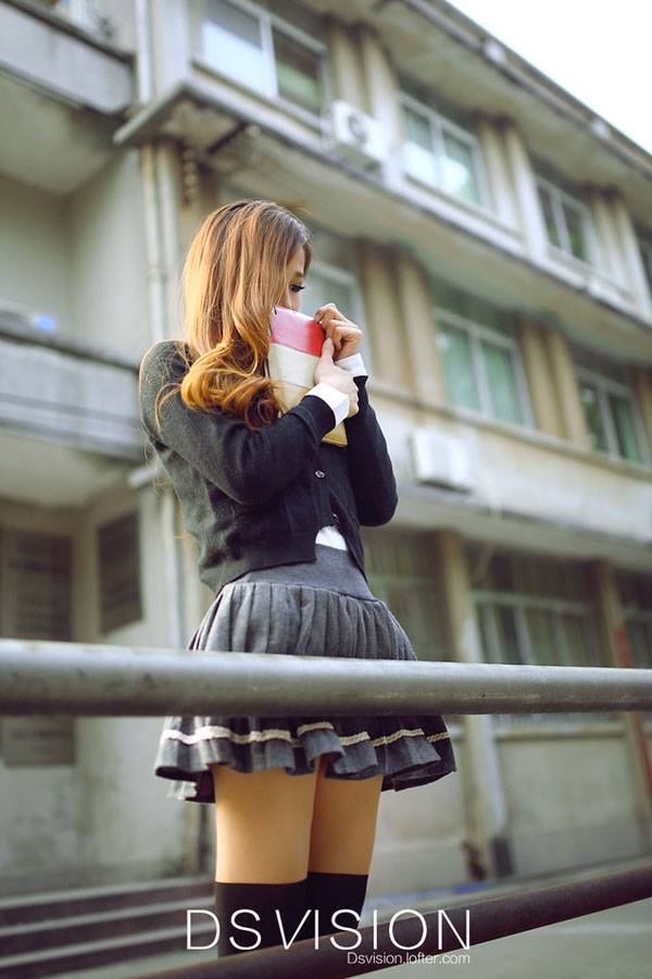 清纯美女迷人户外街拍写真-6