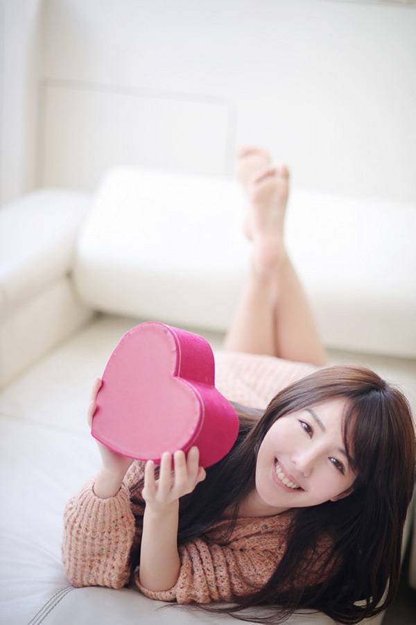 粉嫩美女朱琦郁可爱迷人写真