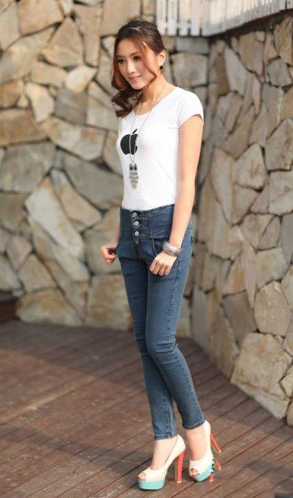 美女紧身牛仔裤更显窈窕身材-2