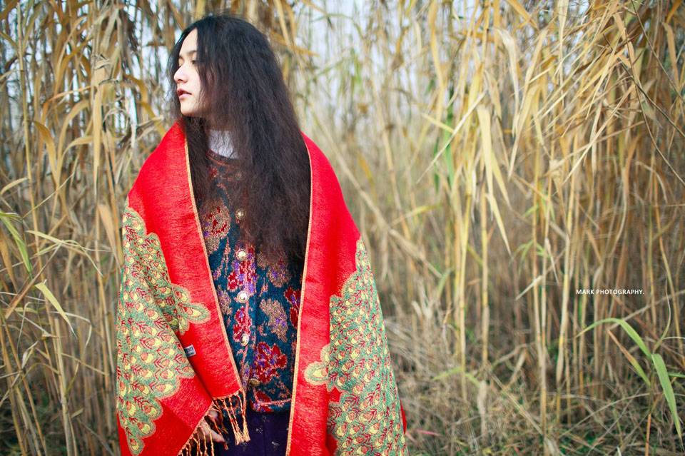 户外少女独自的徘徊-3