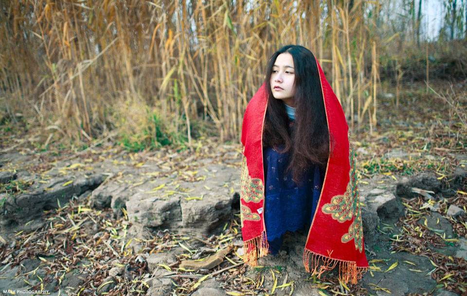 户外少女独自的徘徊-5