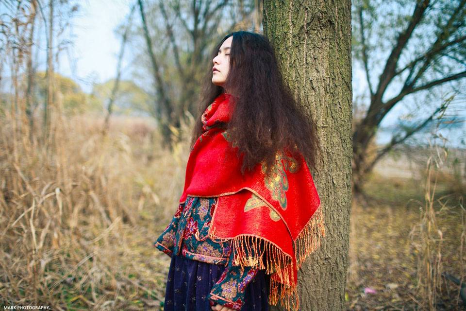 户外少女独自的徘徊-7