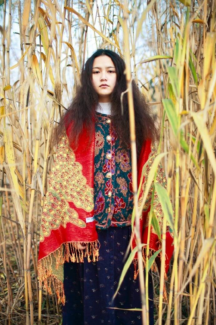 户外少女独自的徘徊-8