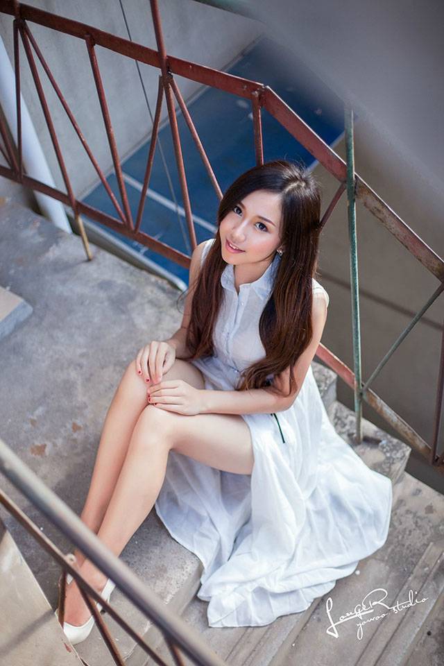 阳光下大眼睛萌妹纸甜美迷人-3