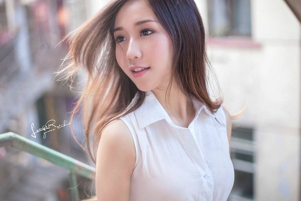 阳光下大眼睛萌妹纸甜美迷人-4