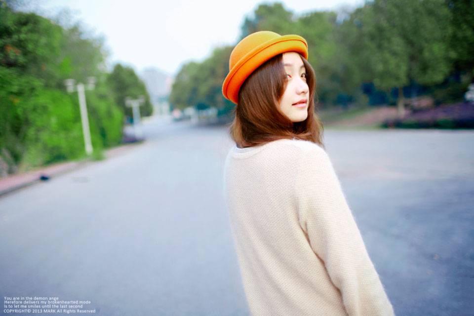 橙色帽檐下的精致姑娘-5