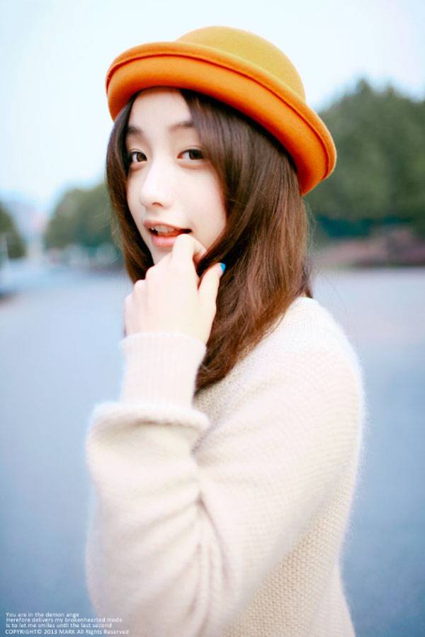 橙色帽檐下的精致姑娘-6