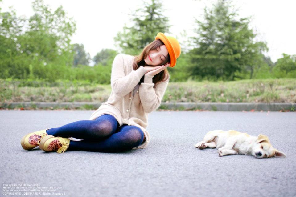 橙色帽檐下的精致姑娘-9