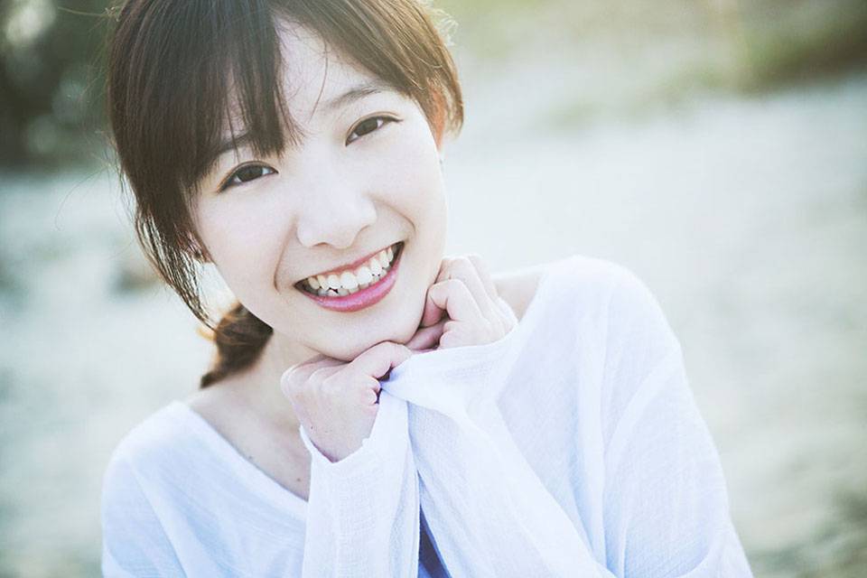 青春活力少女感受大海的磅礴