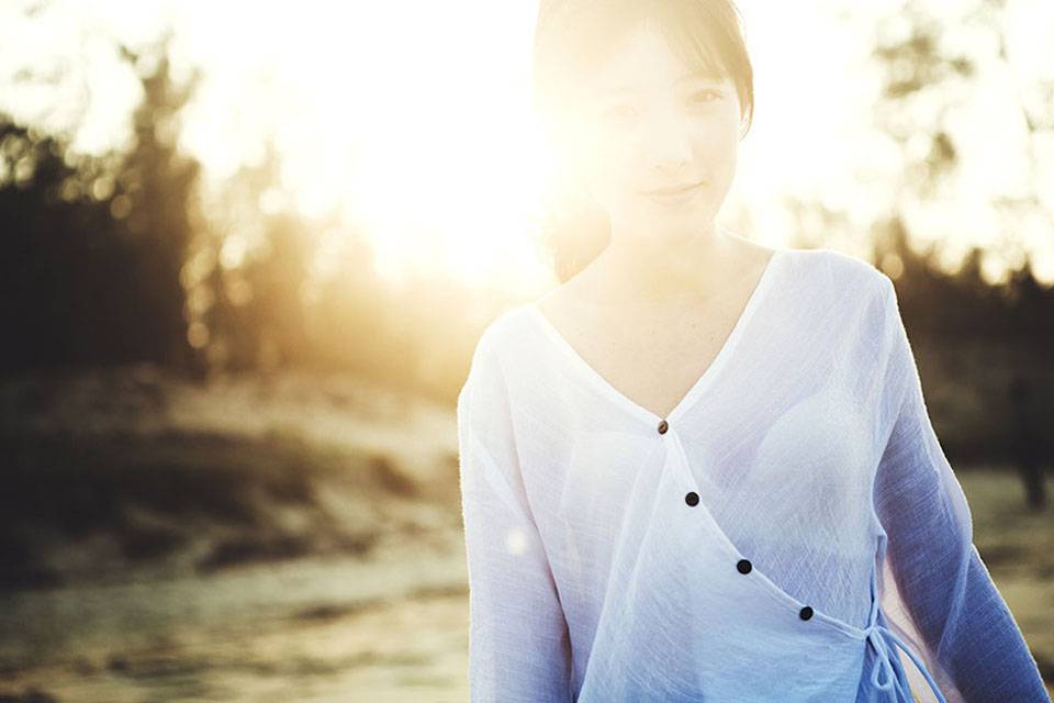 青春活力少女感受大海的磅礴-2