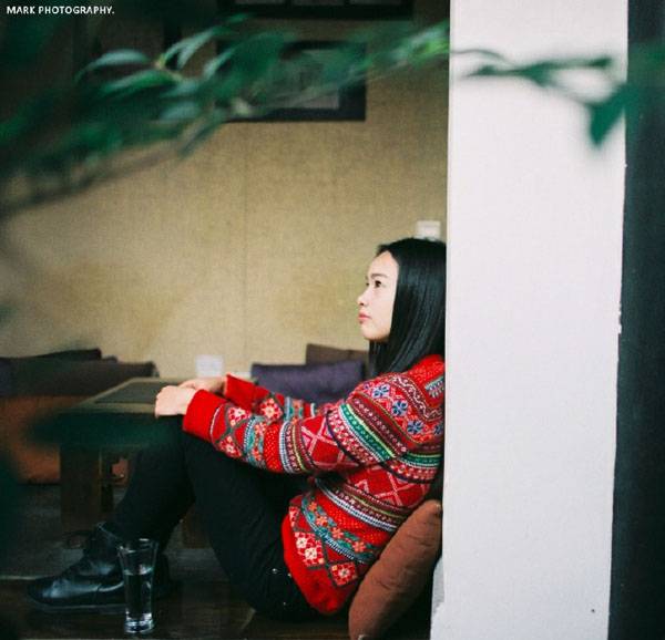 红色毛衣的唯美小可爱