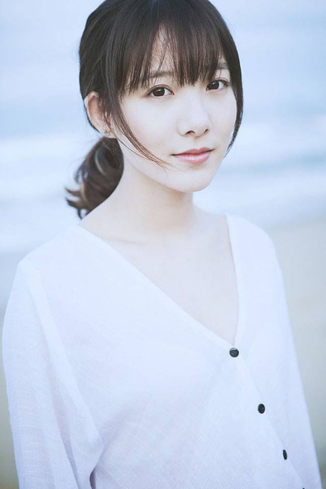 青春活力少女感受大海的磅礴-6