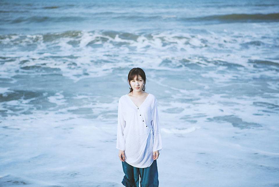 青春活力少女感受大海的磅礴-8