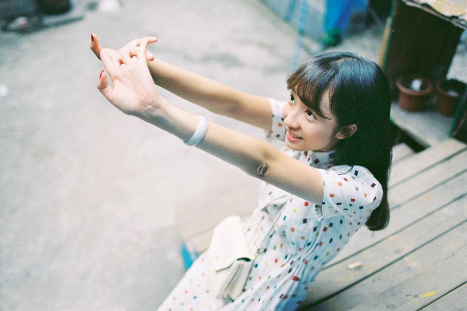 格子衫的甜美可爱少女-7